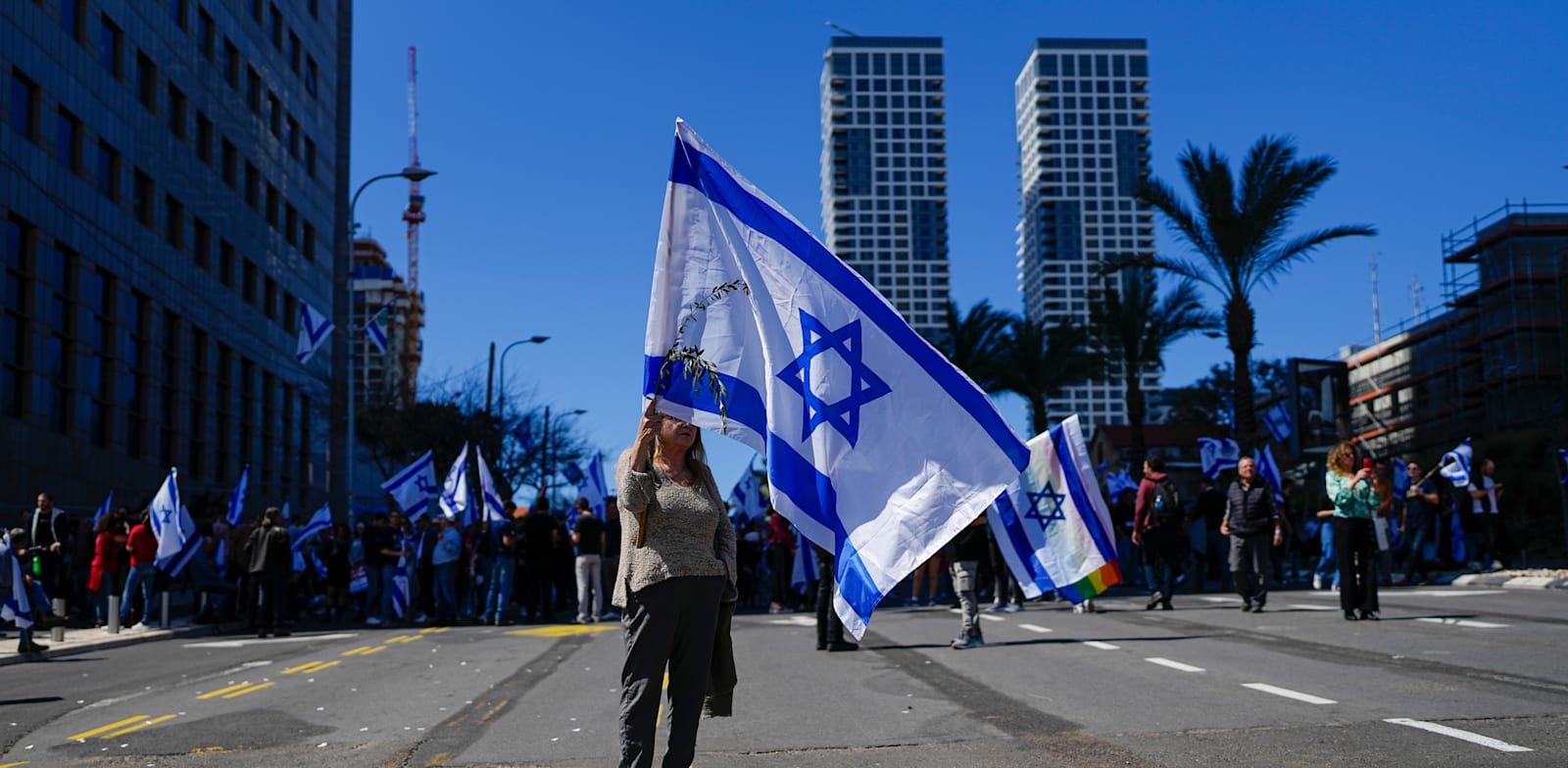 מפגינה בתל אביב נגד המהפכה המשפטית, היום. עושה רושם שהגיע רגע האמת של החברה הישראלית / צילום: Associated Press, Ohad Zwigenberg