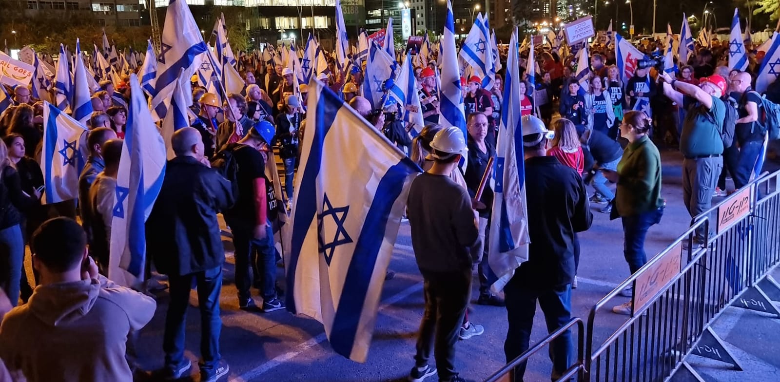 מפגינים מתארגנים לצעדה בקניון איילון / צילום: תמונה פרטית
