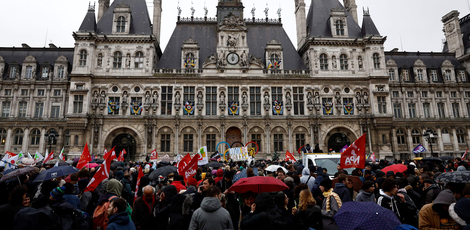 מפגינים מתאספים מול בניין עיריית פריז לאחר שבית המשפט החוקתי אישר את רפורמת הפנסיה של מקרון / צילום: Reuters, STEPHANE MAHE