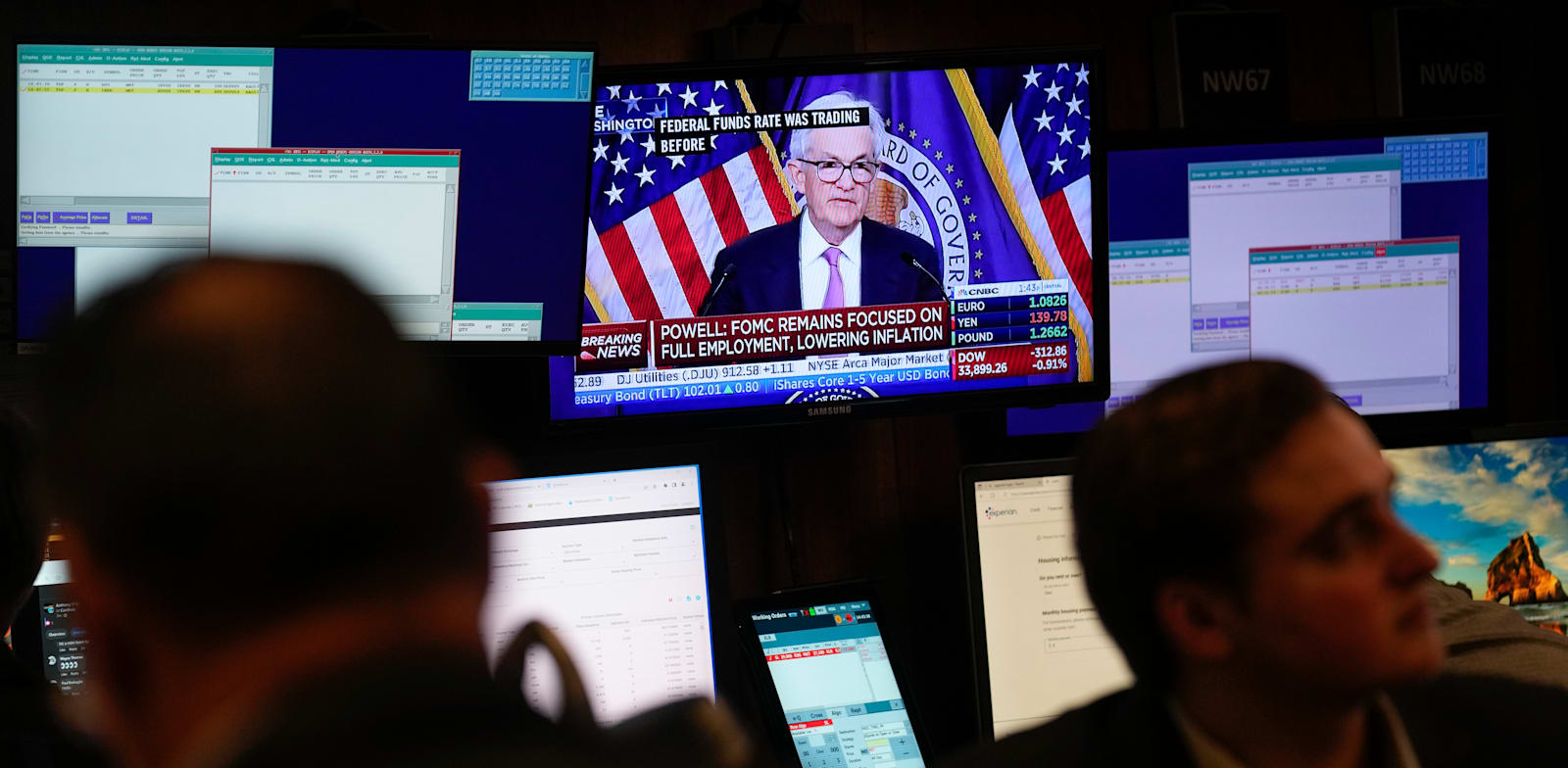 הודעת הפד משודרת בבורסת ניו יורק / צילום: Associated Press, Seth Wenig