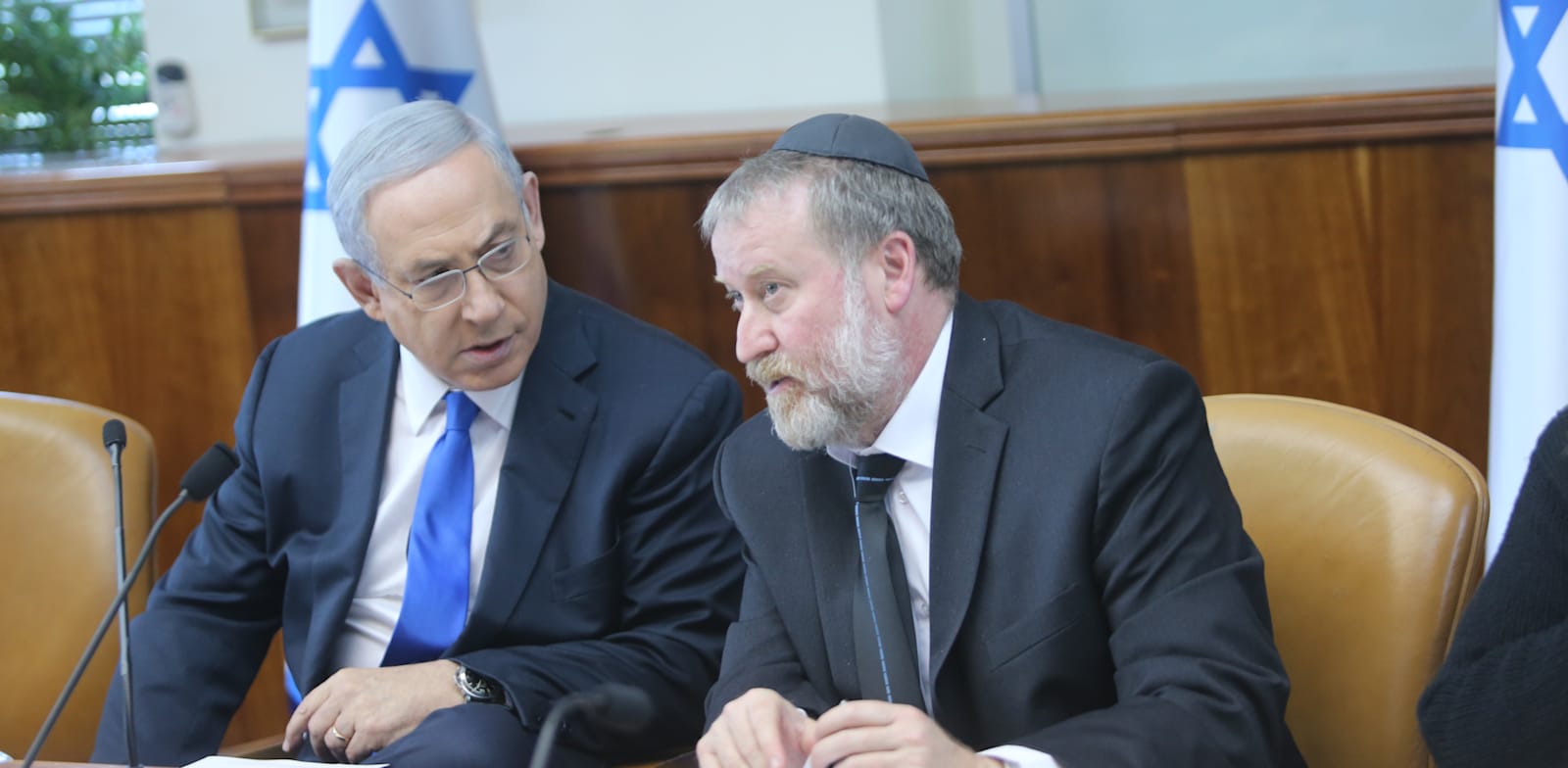 אביחי מנדלבליט ובנימין נתניהו / צילום: אלכס קולומויסקי, "ידיעות אחרונות" 