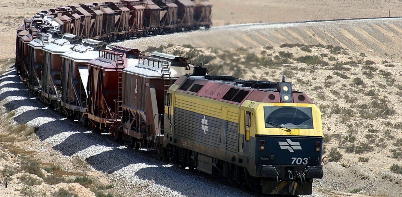 רכבת קרונות משא בנגב / צילום: שמואל רחמני