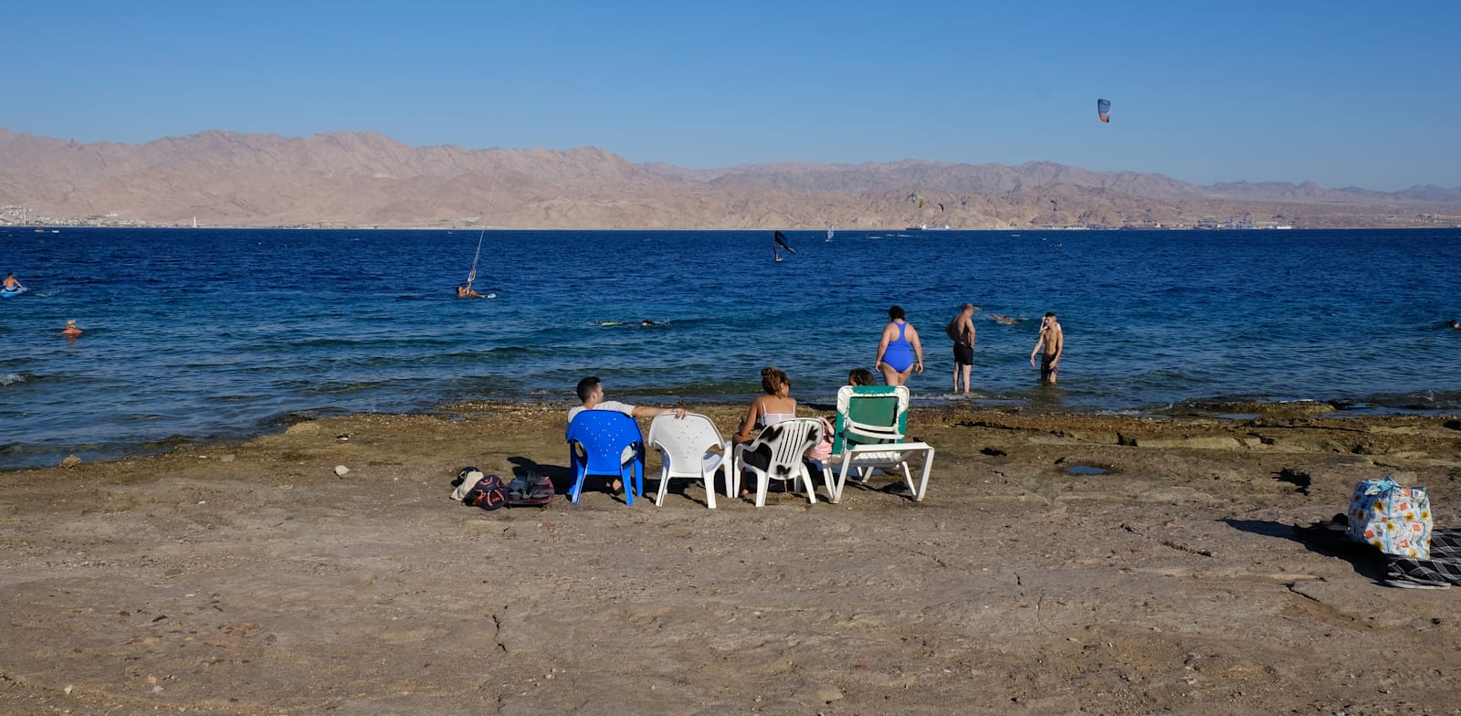 רוחצים בחופי אילת. התיירות ספגה את המכה הגדולה ביותר / צילום: איל יצהר