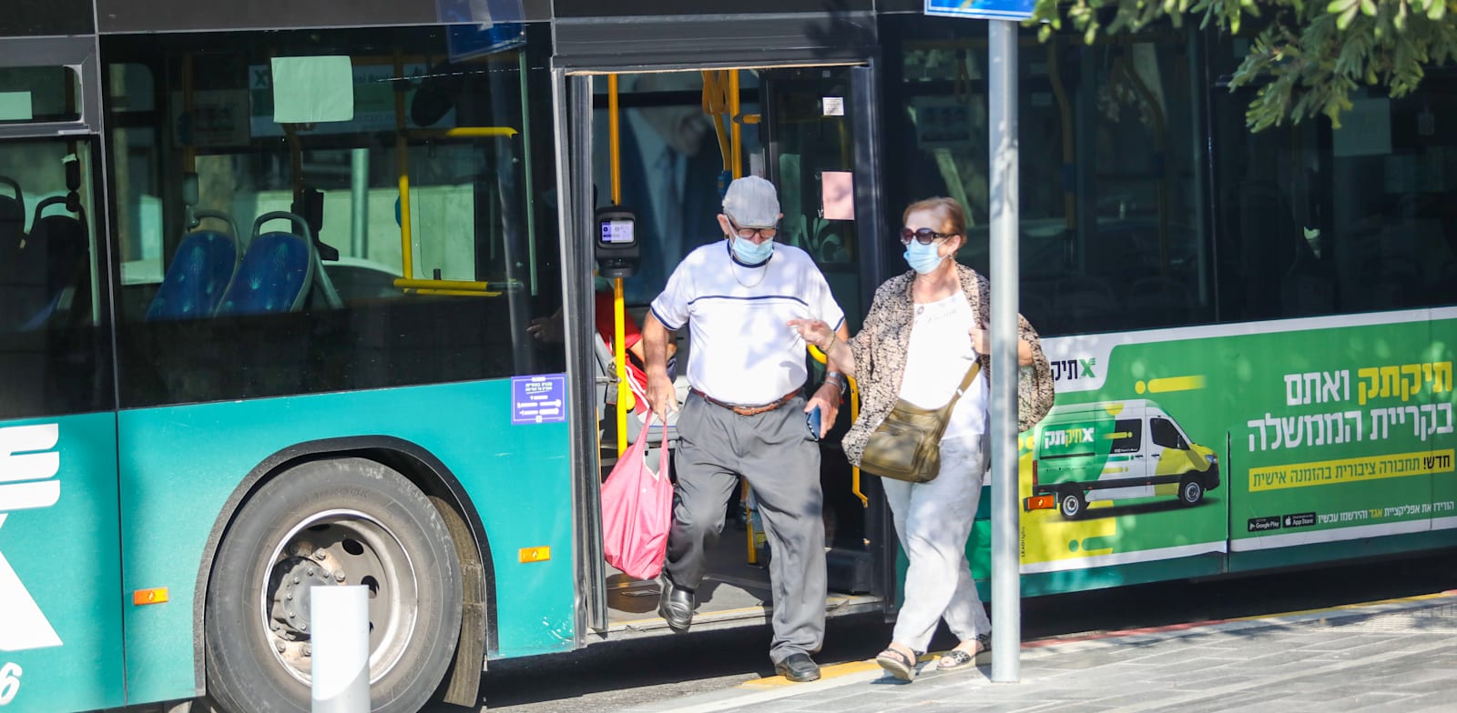 Mask wearing Photo: Shlomi Yosef