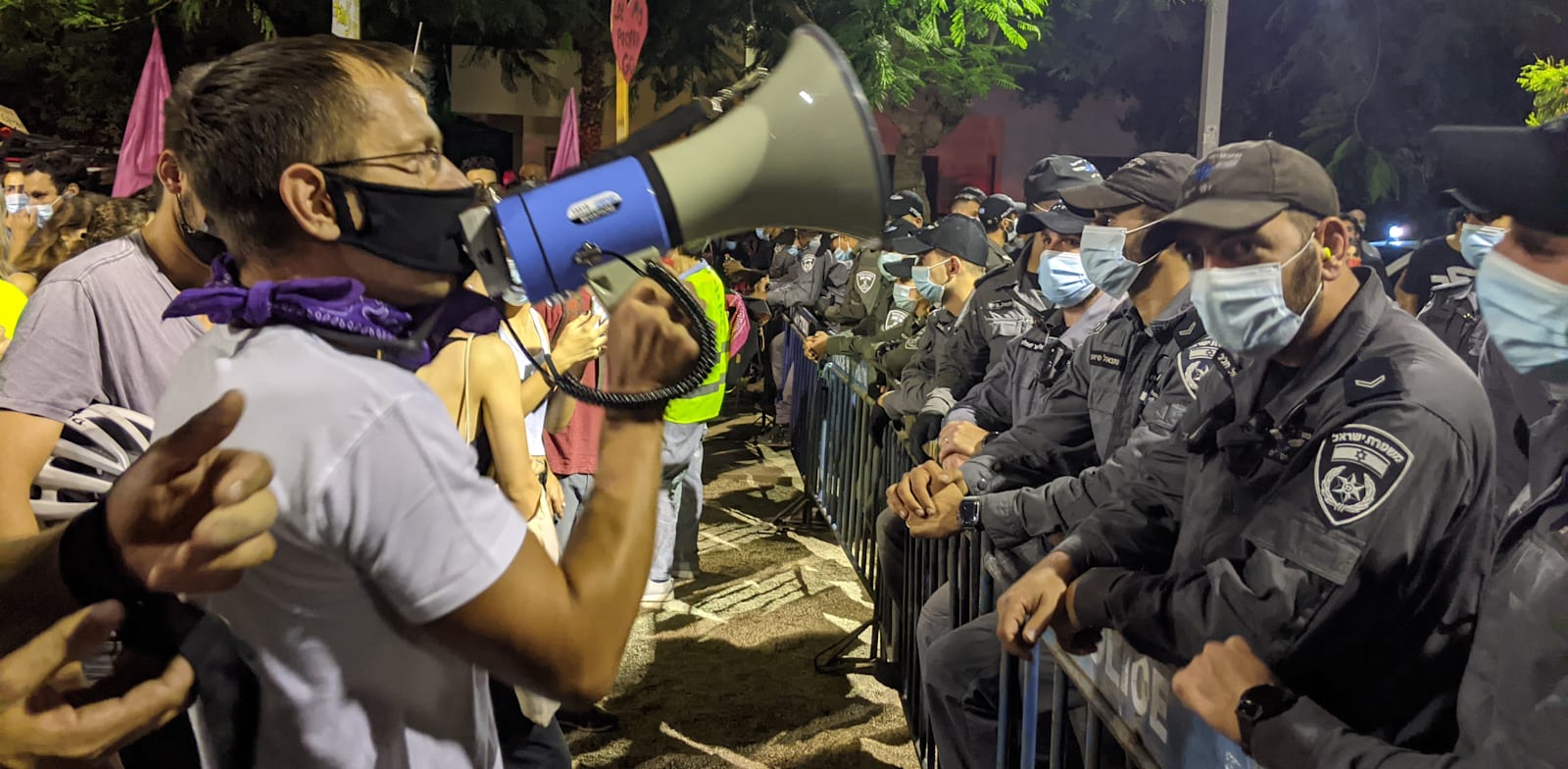 שוטרים מול מפגינים בתל אביב / צילום: רון טוביאס