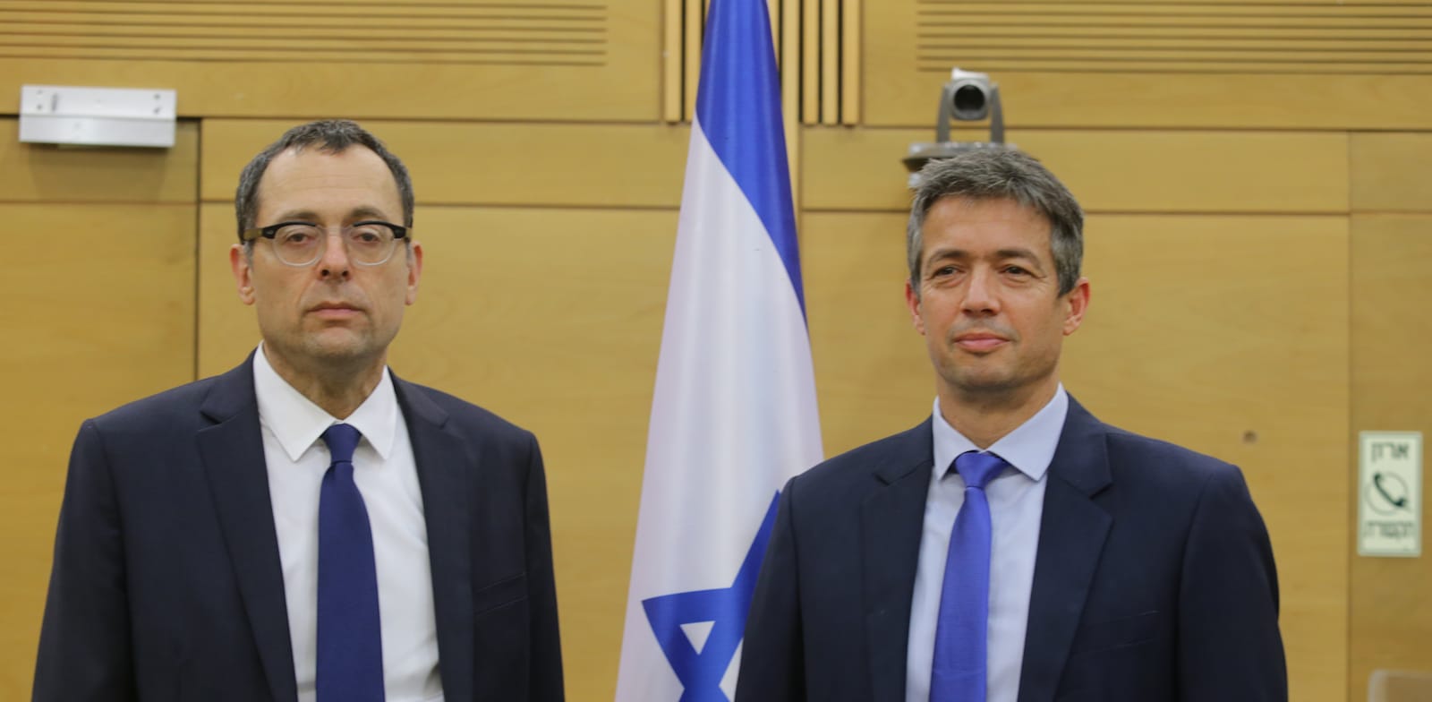 יועז הנדל וצבי האוזר. פשרה שהובילה להתנגשות בין הרשויות / צילום: אלכס קולומויסקי, "ידיעות אחרונות"