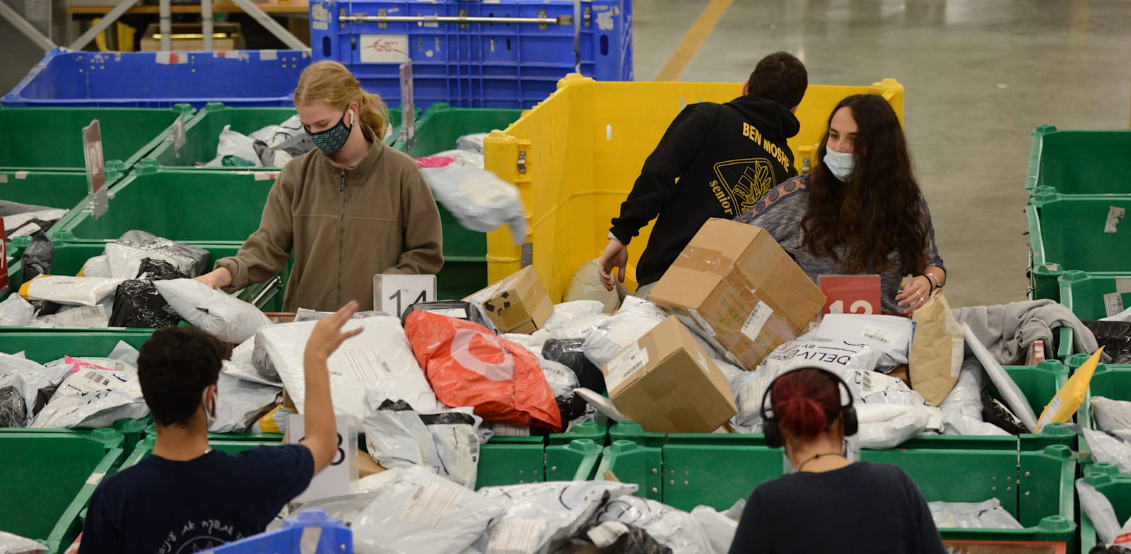 מיון חבילות שישראלים רכשו אונליין בדואר ישראל / צילום: איל יצהר