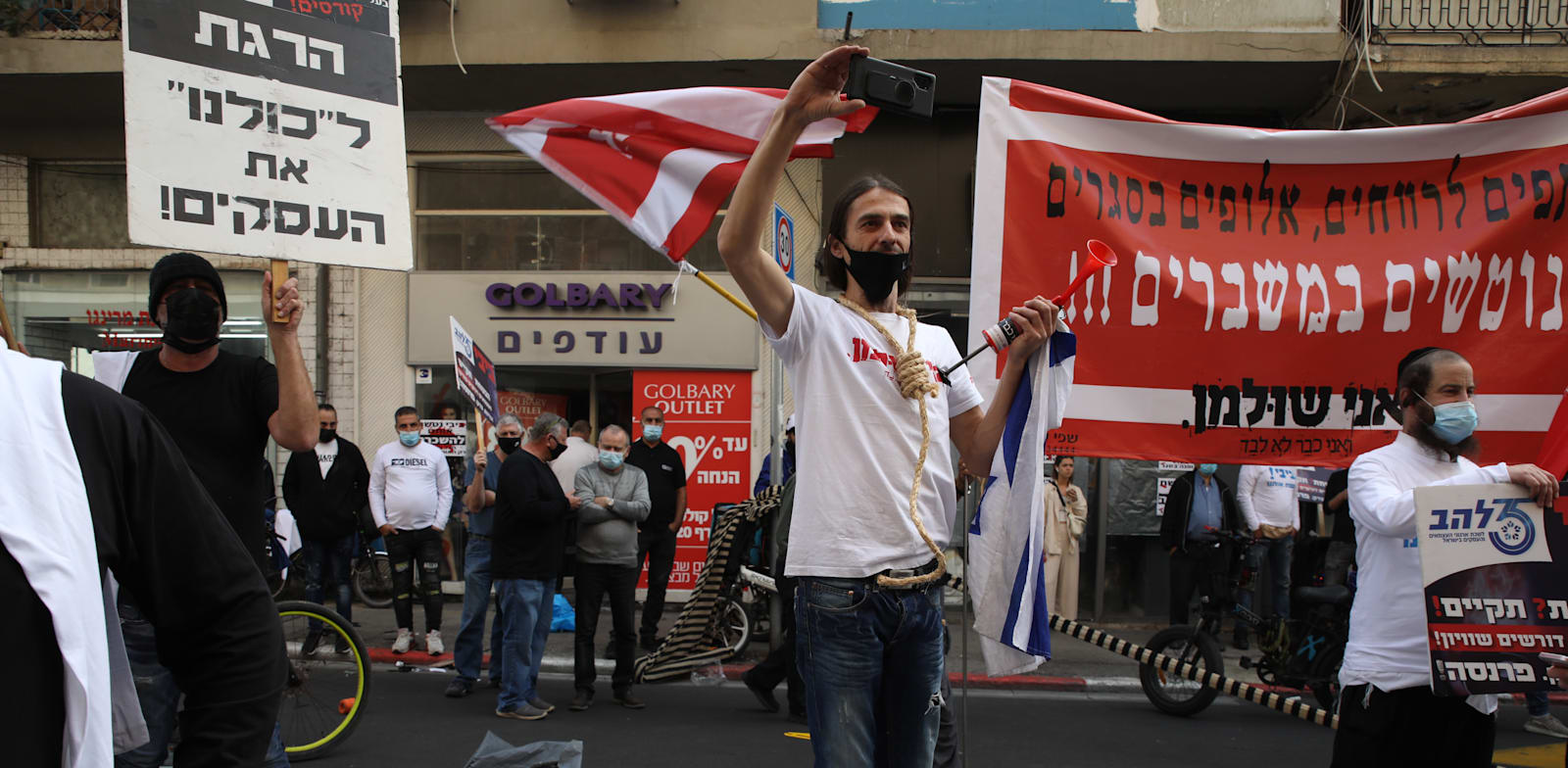 סוחרים בדרך יפו בתל אביב מוחים על סגירת המסחר בשל הקורונה / צילום: כדיה לוי