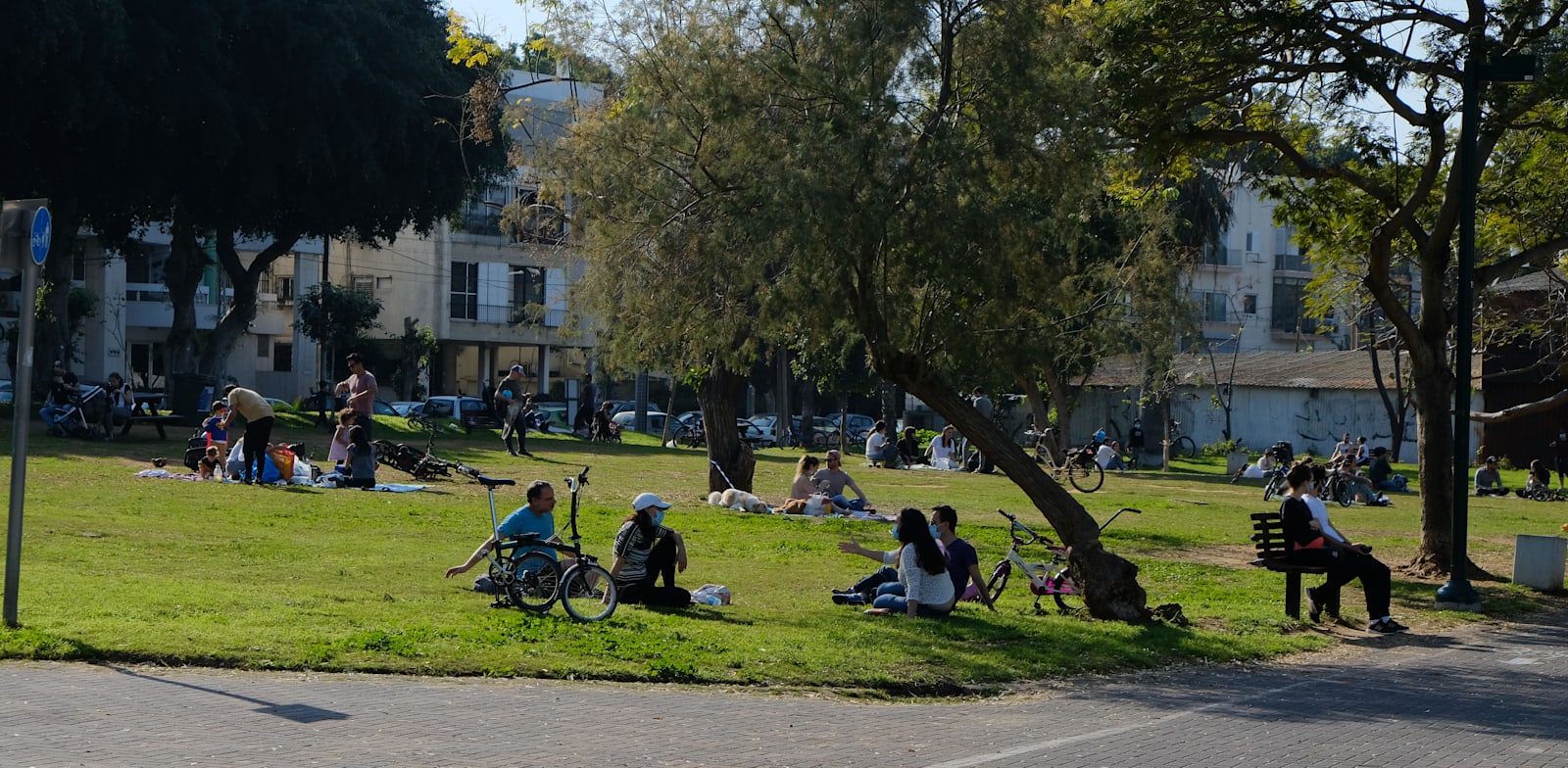 אנשים יושבים בחוץ בזמן הסגר השלישי / צילום: איל יצהר