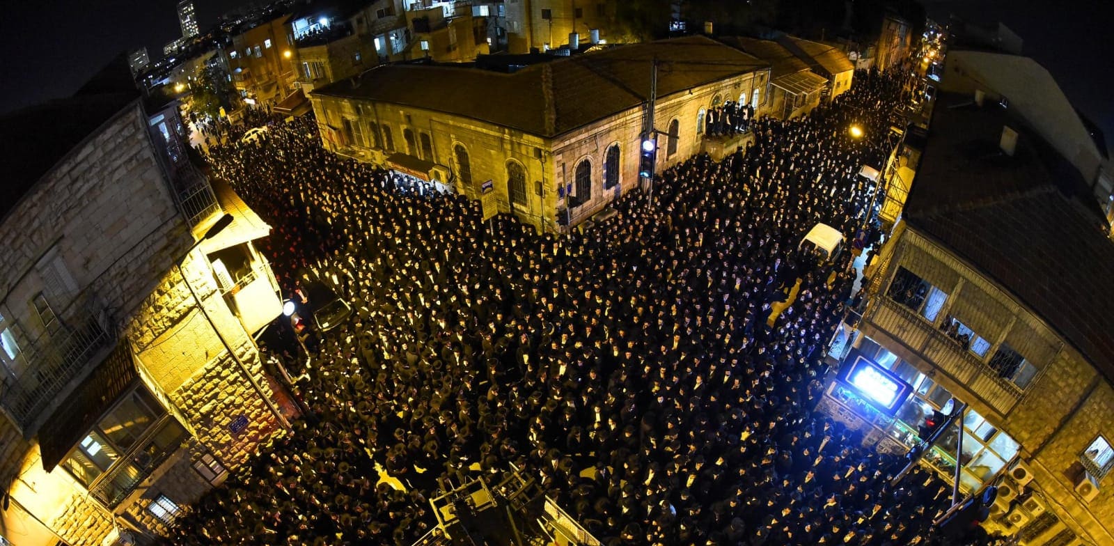 הלוויה המונית במגזר החרדי בזמן מגפת הקורונה / צילום: שוקי לרר