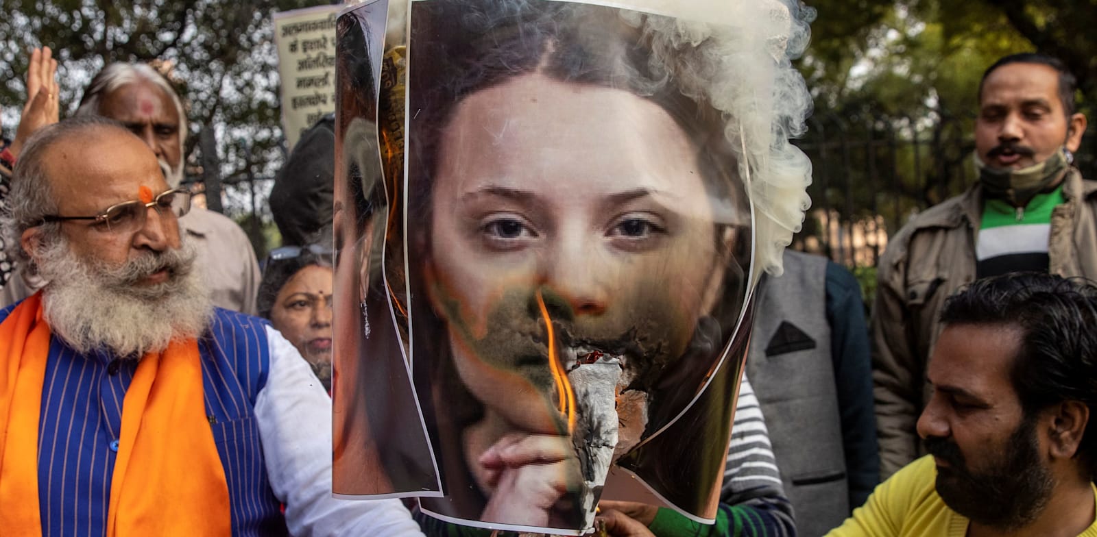 פעילי מפלגת השלטון שורפים את תמונתה של גרטה טונברג על תמיכתה בחקלאים / צילום: Reuters, Danish Siddiqui