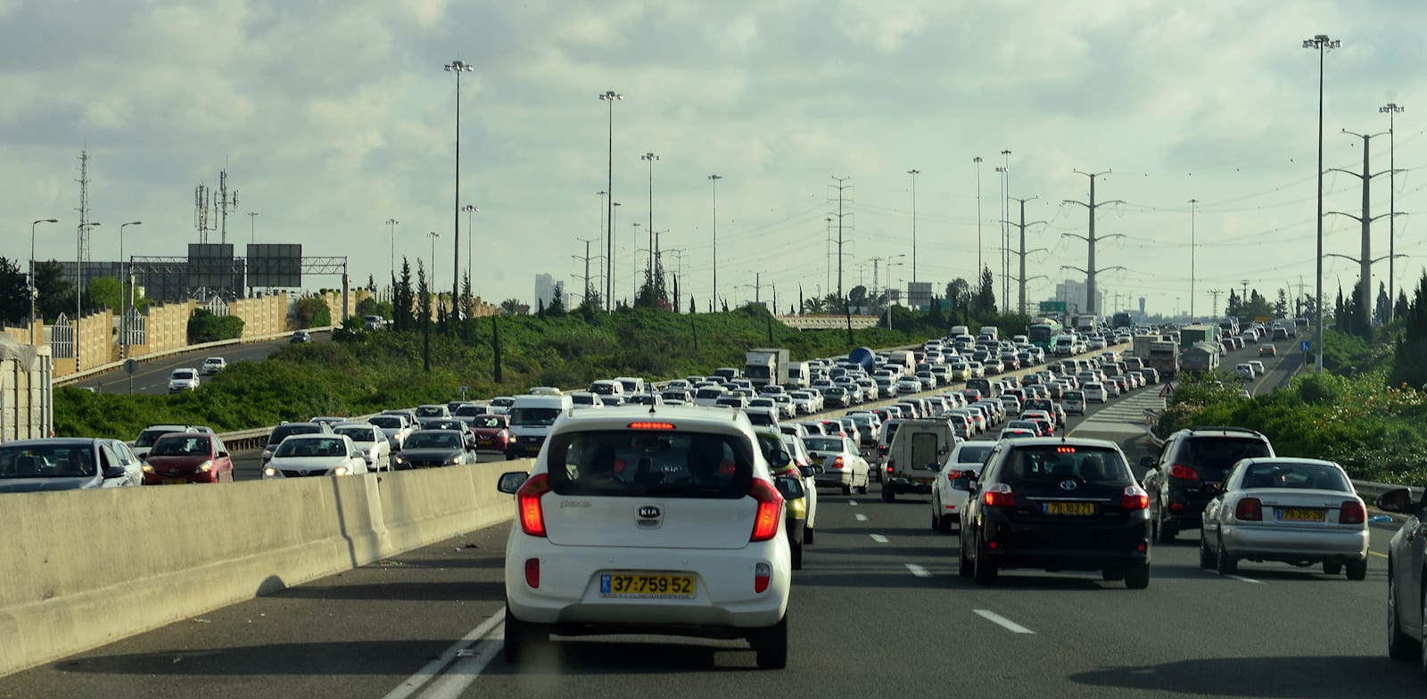 עומס תנועה. גורמים המעורים במו"מ בין המפלגות מעידים כי דרישות לתיק התחבורה טרם עלו על השולחן / צילום: תמר מצפי