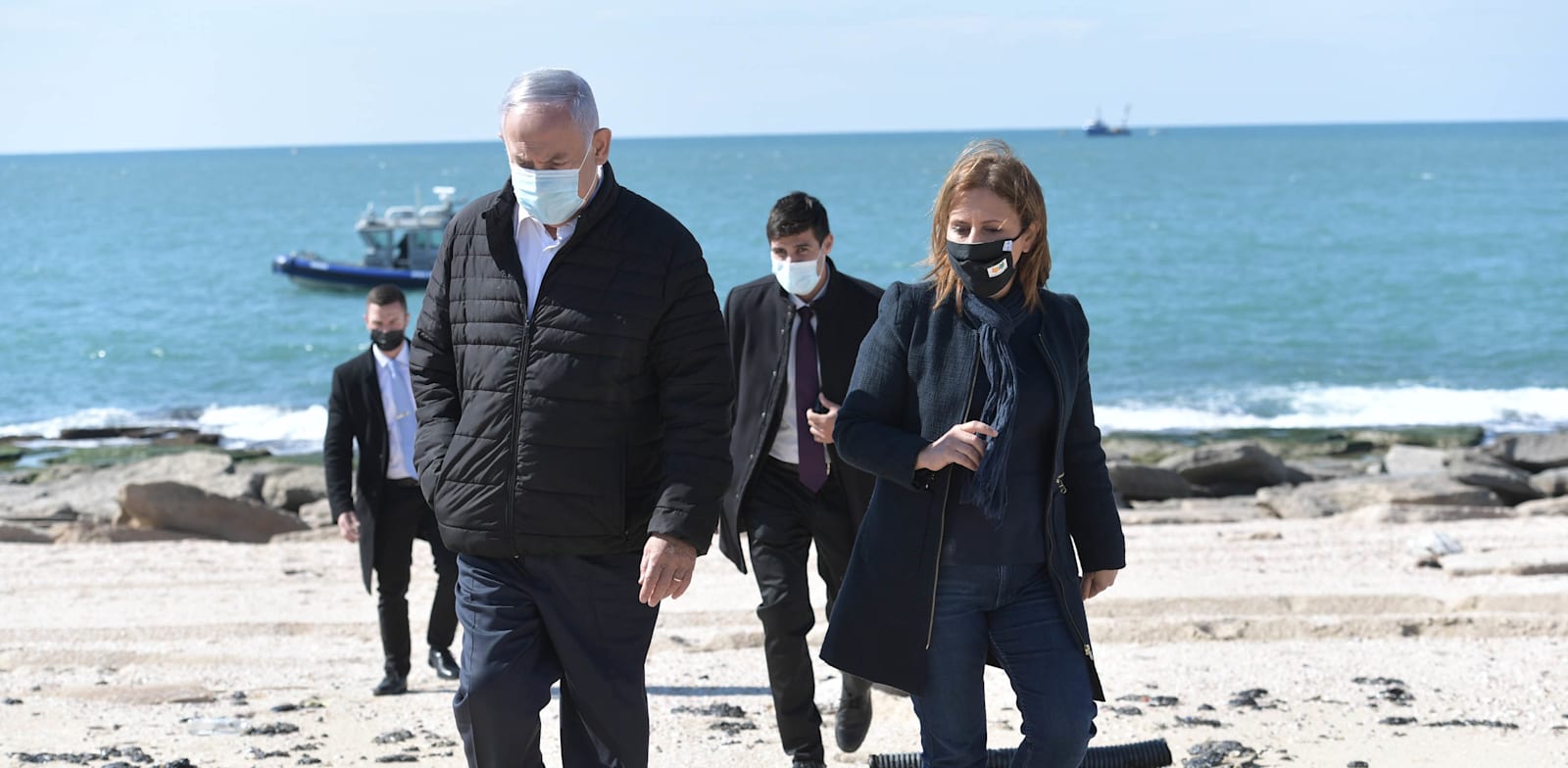 רה"מ בנימין נתניהו והשרה להגנת הסביבה גילה גמליאל בחוף ים באשדוד בעקבות אסון הזפת / צילום: קובי גדעון-לע"מ