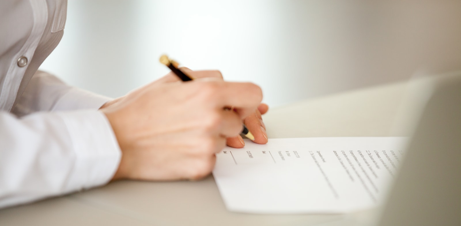 חתימת חוזה אצל עורך דין / אילוסטרציה: Shutterstock, fizkes