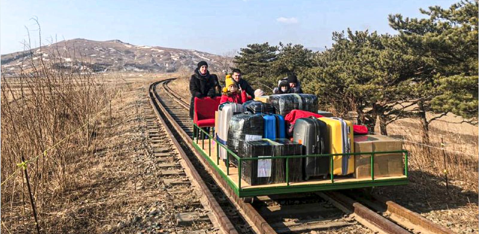 דיפלומטים רוסים חוזרים מצפון קוריאה על עגלת עץ / צילום: Associated Press, Russian Foreign Ministry Press Service