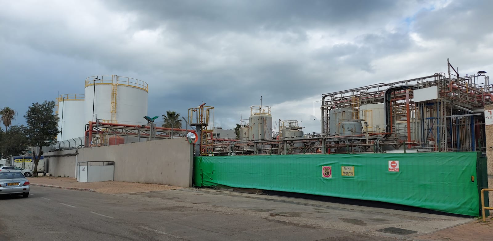 מפעל פלנטקס של טבע. המפעל כבר נסגר, אך מאגרי המים עדיין לא שוקמו / צילום: תמר מצפי