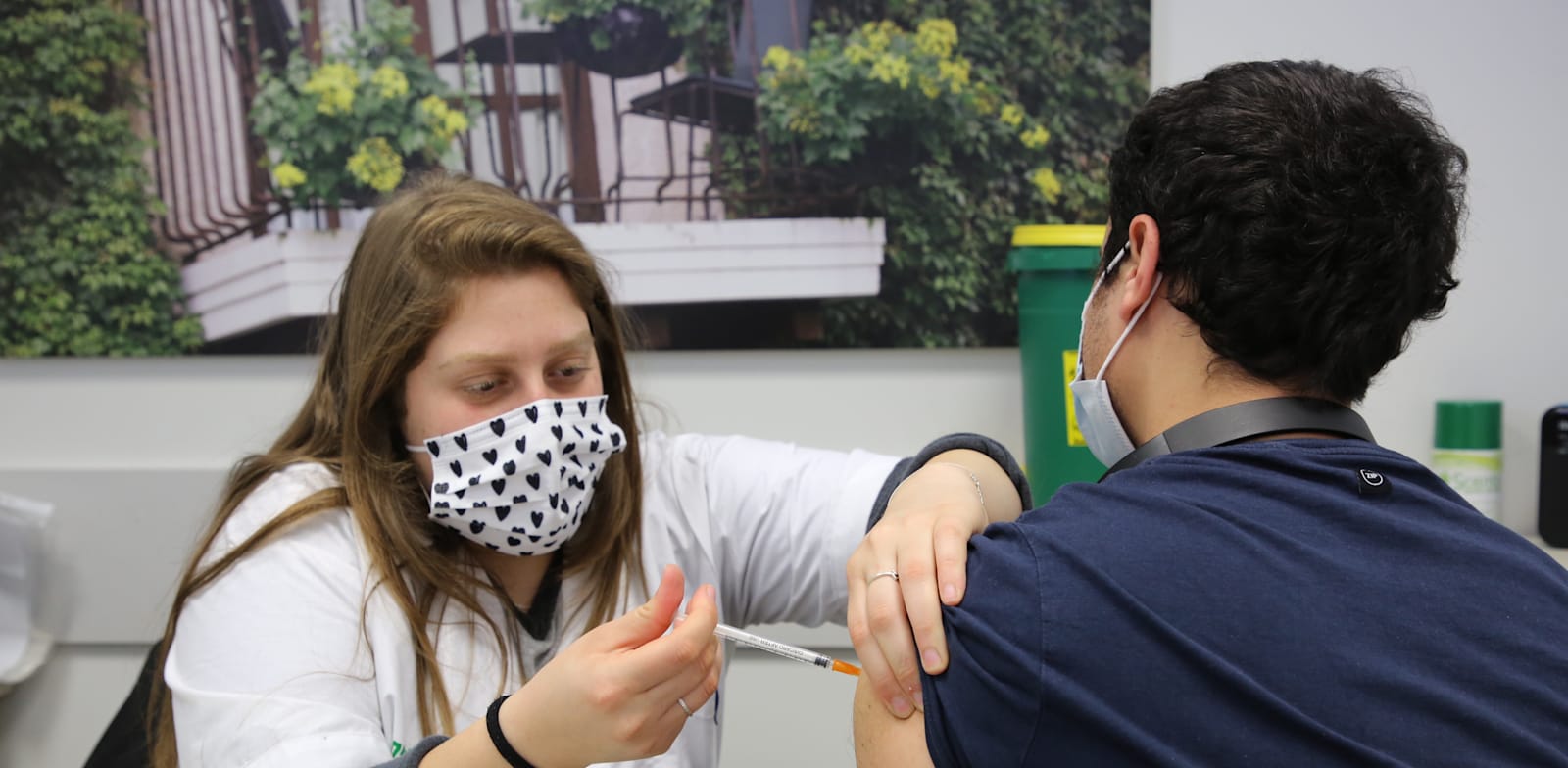 עובד התעשייה האווירית מתחסן במתקני החברה / צילום: אלון רון, התעשייה האווירית