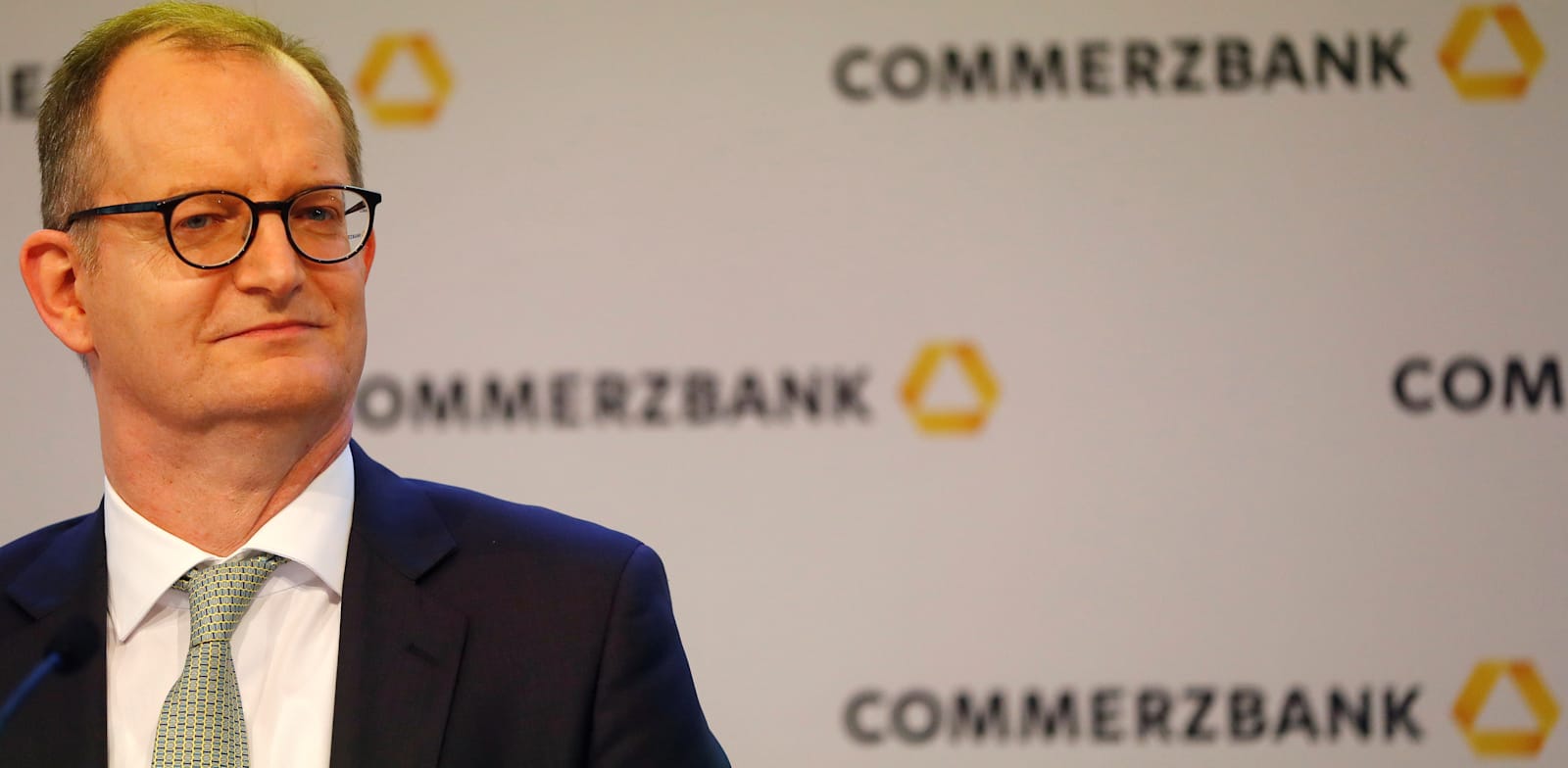 מנכ"ל "קומרצבנק", מרטין זילקה. המסר של הבנק: שלמו 0.5% ריבית על הפקדונות או שתעזבו / צילום: Reuters, KAI PFAFFENBACH