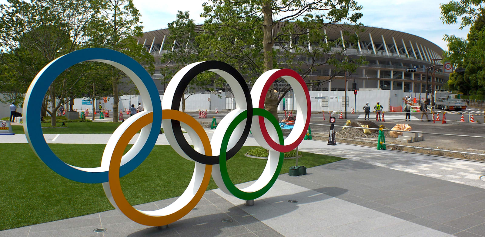 סמל האולימפיאדה באצטדיון האולימפי בטוקיו / צילום: Shutterstock, StreetVJ
