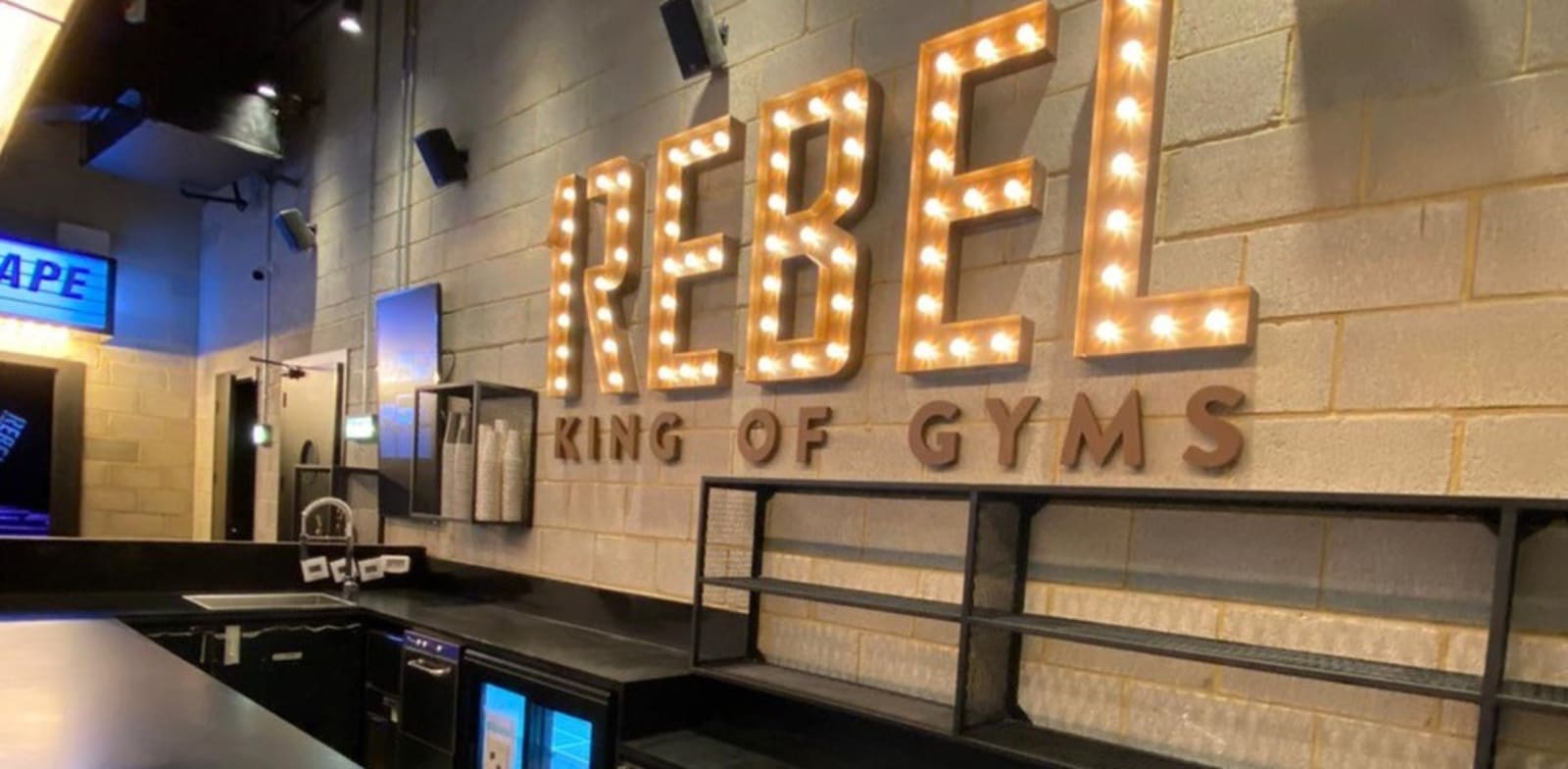 הרשת החדשה של הולמס פלייס, 1 REBEL