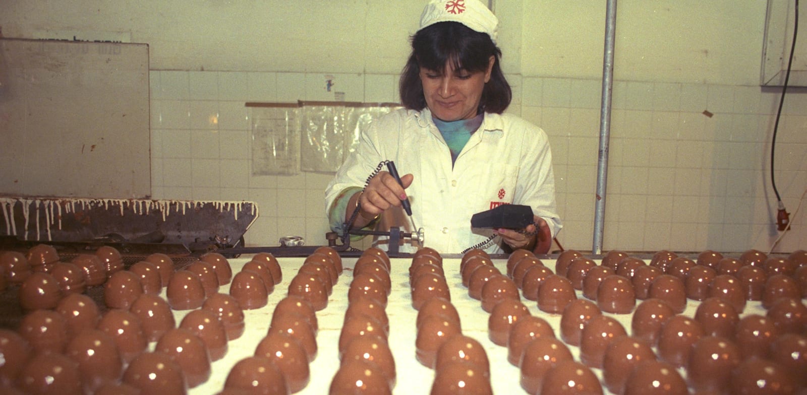 עובדת במפעל קרמבו, 1989 / צילום: לע''מ - נתן אלפרט