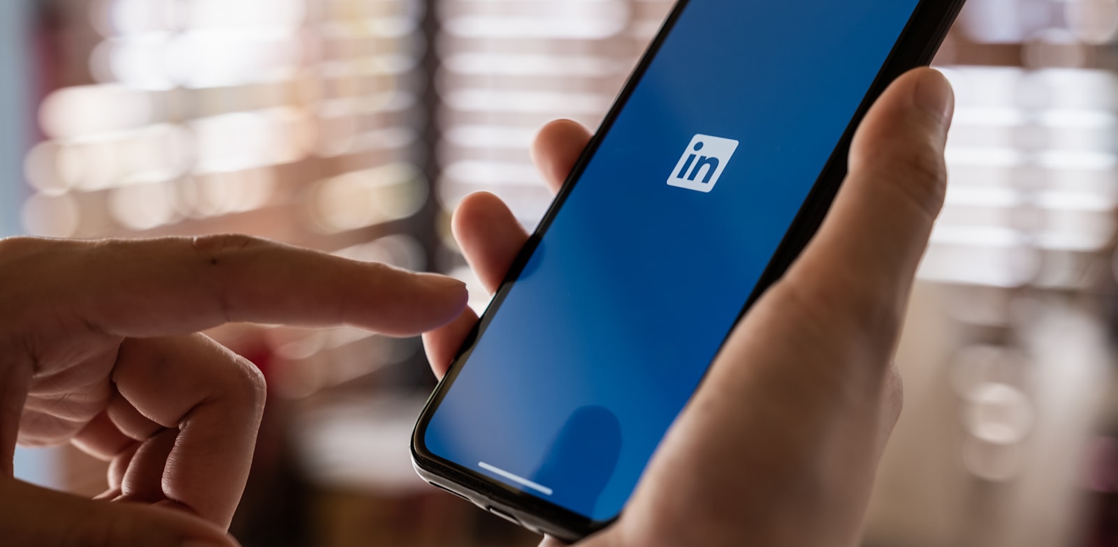 לינקדאין. נאסף מידע על כ-500 מיליון משתמשי הרשת החברתית / צילום: Shutterstock, Worawee Meepian