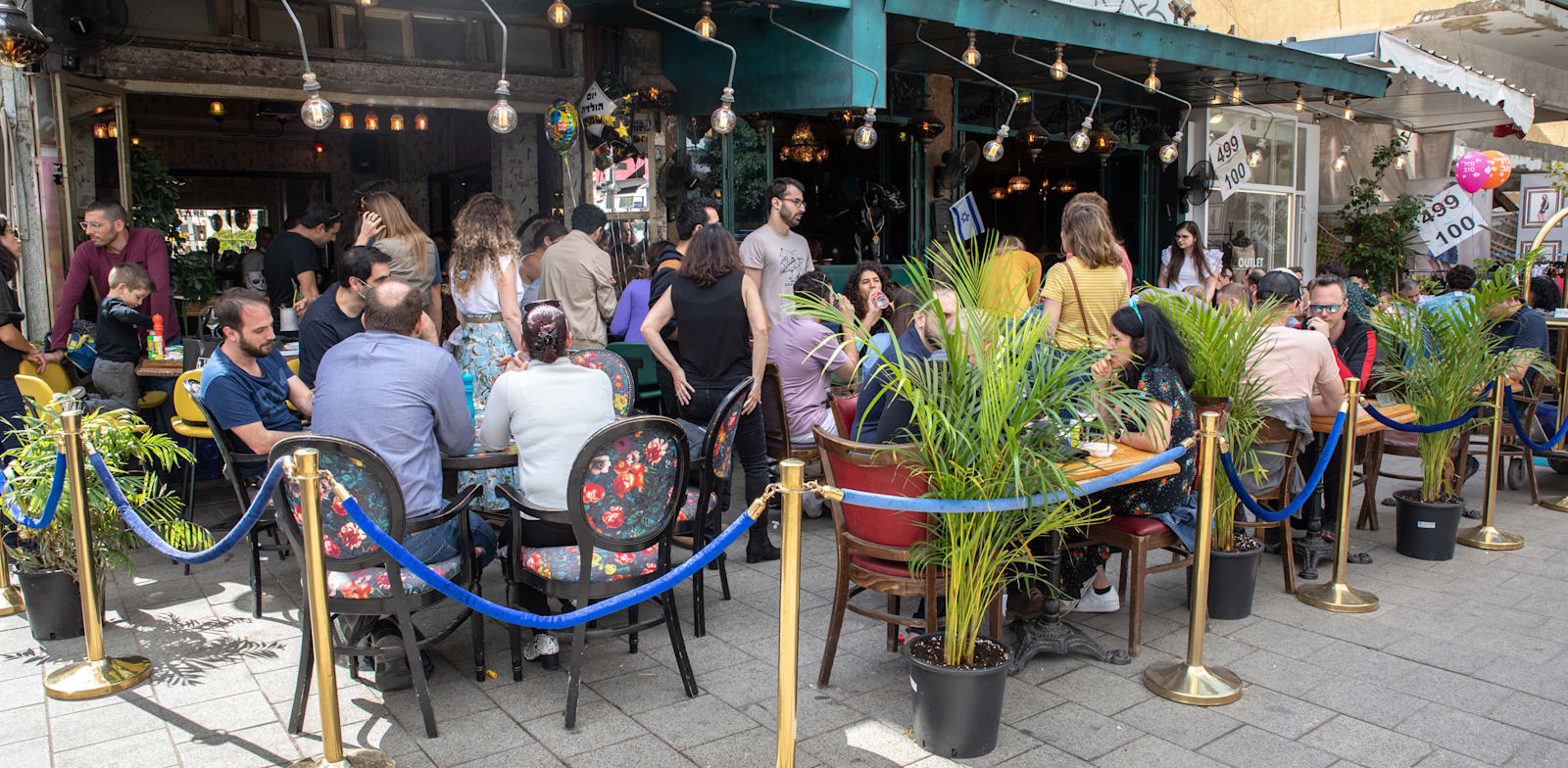 בית קפה בכיכר דיזנגוף בתל אביב / צילום: כדיה לוי