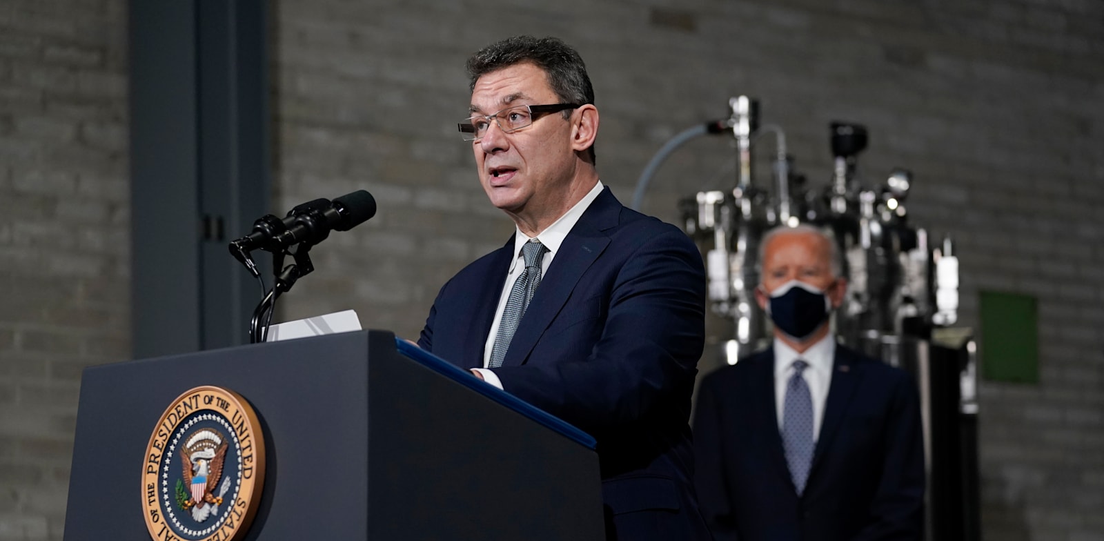 מנכ"ל פייזר אלברט בורלא / צילום: Associated Press, Evan Vucci
