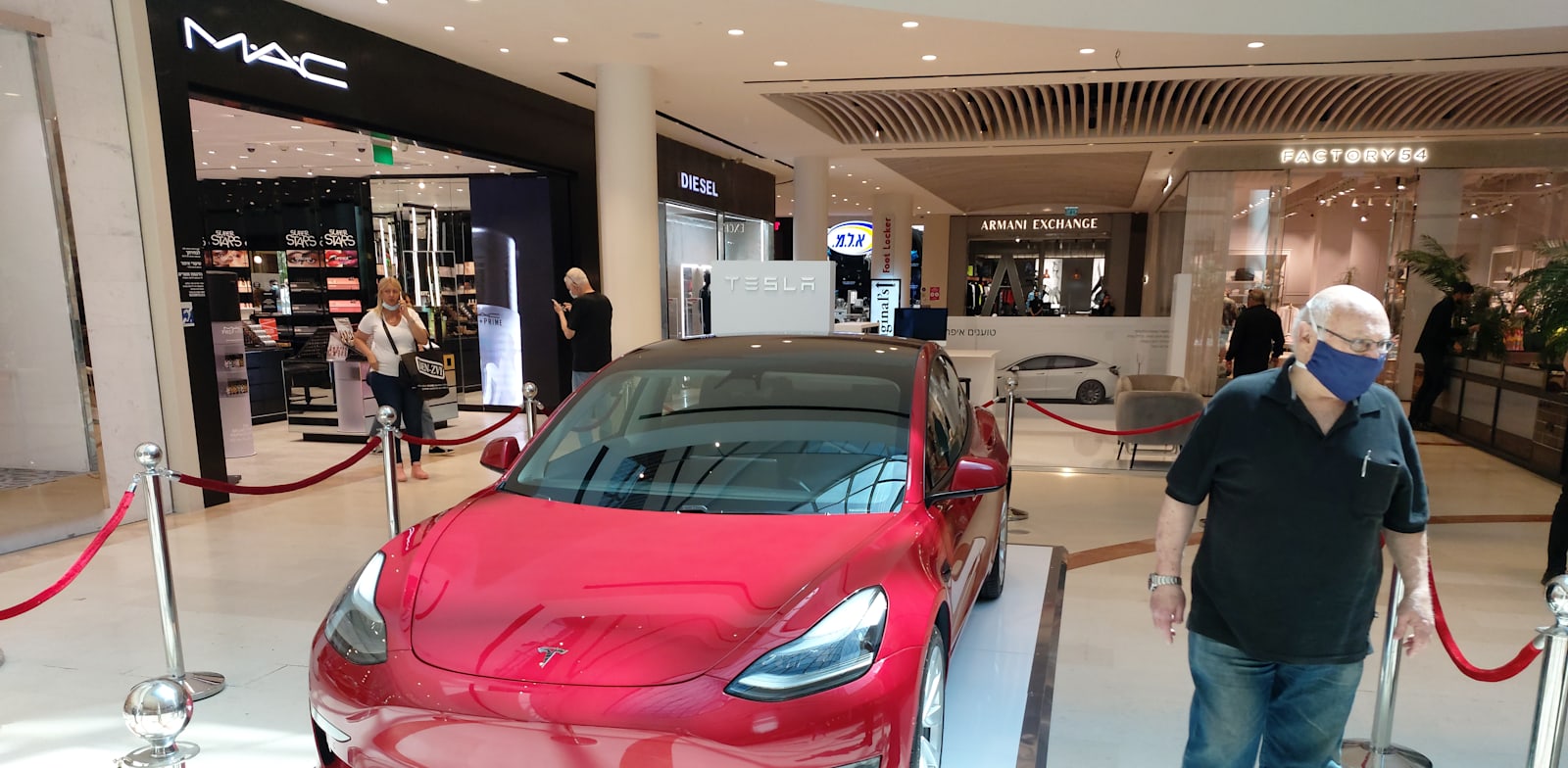 Tesla Tel Aviv pop-up store Photo: Eyal Izhar