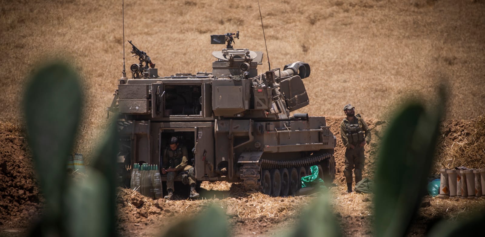 כוחות ישראלים פזורים בגבול רצועת עזה / צילום: Reuters, Ilia Yefimovich