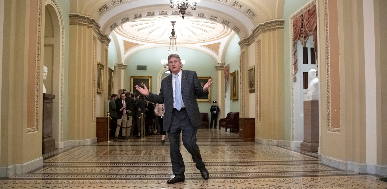 הסנטור ג'ו מנצ'ין בגבעת הקפיטול בוושינגטון / צילום: Associated Press, Julio Cortez