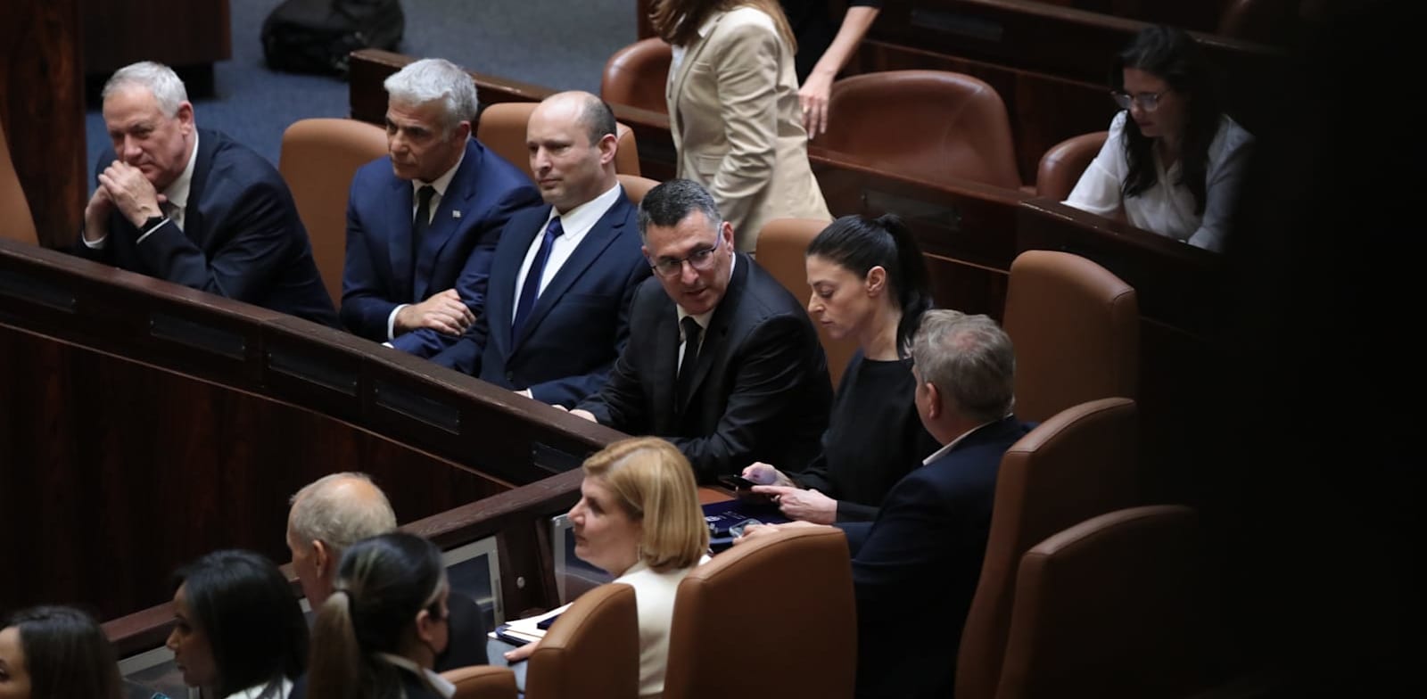 נפתלי בנט ויאיר לפיד בהשבעת ממשלת השינוי / צילום: יוסי זמיר