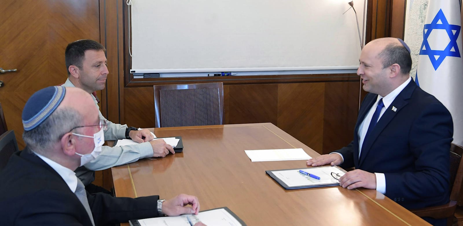 ראש הממשלה, נפתלי בנט, בפגישת עבודה עם ר' המל"ל מאיר בן שבת והמזכיר הצבאי לרה"מ אבי בלוט / צילום: עמוס בן גרשום - לע"מ