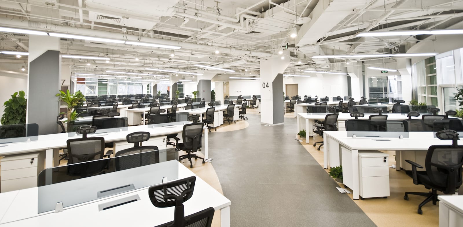 העובדים נדרשים לחזור לעבוד מהמשרדים, אולם ניכר שהם לא מעוניינים בכך / צילום: Shutterstock, luchunyu