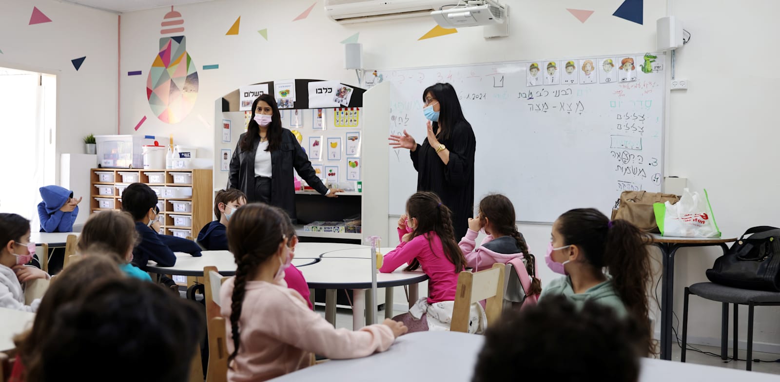 כיתה בישראל. הואריאנט ההודי מתפשט בעיקר בקרב קהלים צעירים / צילום: Reuters, Ronen Zvulun