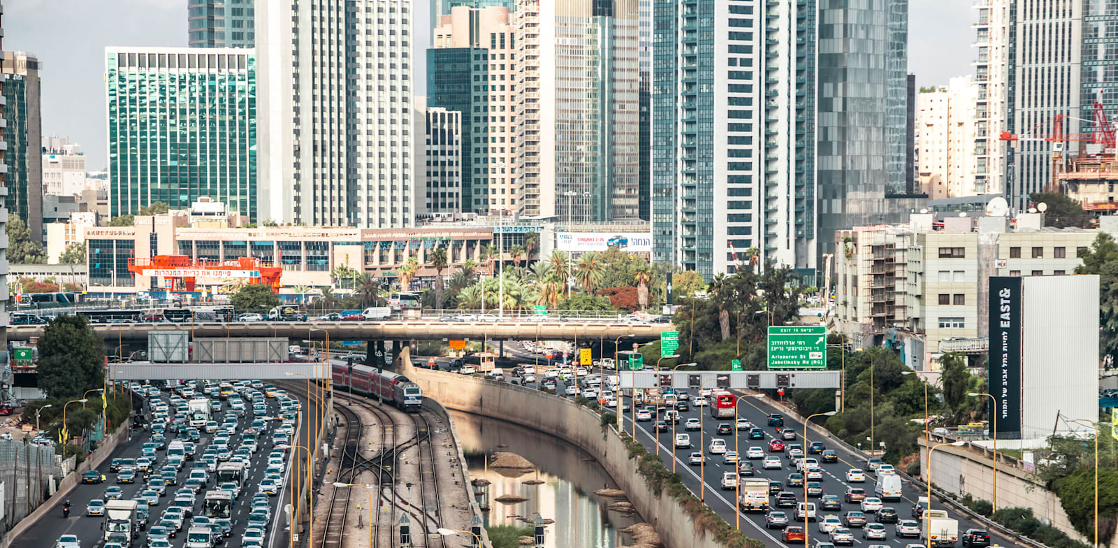 פקקים באיילון בימים רגילים. האומיקרון הביא לירידה של כ-25% במשך זמן הנסיעה / צילום: Shutterstock