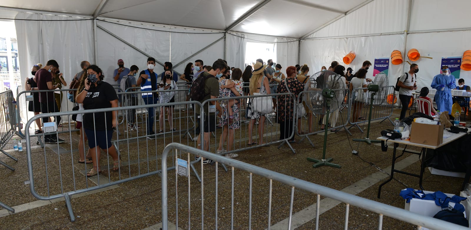 מתחם של בדיקות קורונה בכיכר רבין בתל אביב / צילום: איל יצהר