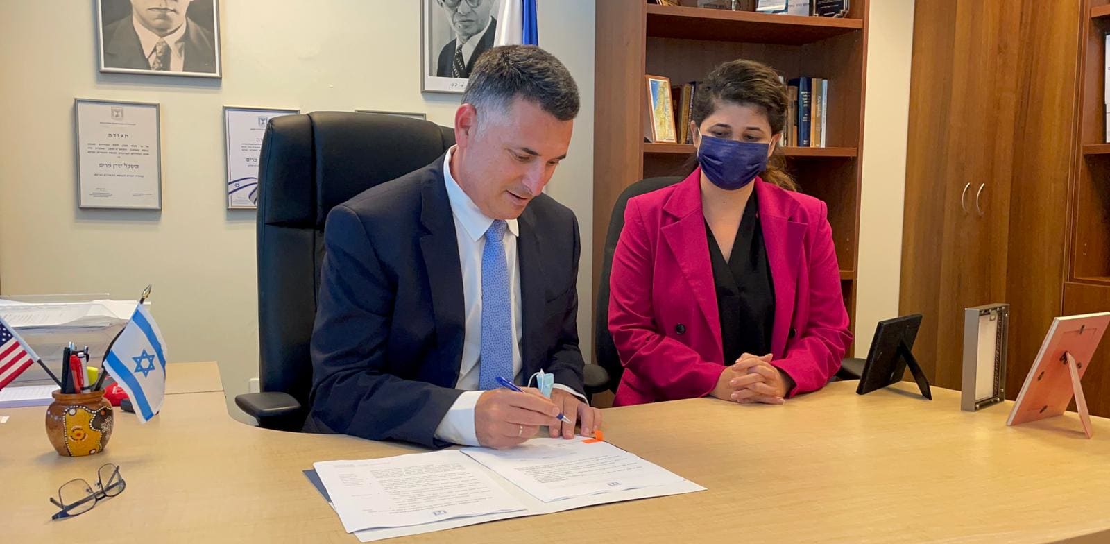 שר המשפטים גדעון סער חותם על תקנות השקיפות לאגודות העותמניות / צילום: דוברות משרד המשפטים