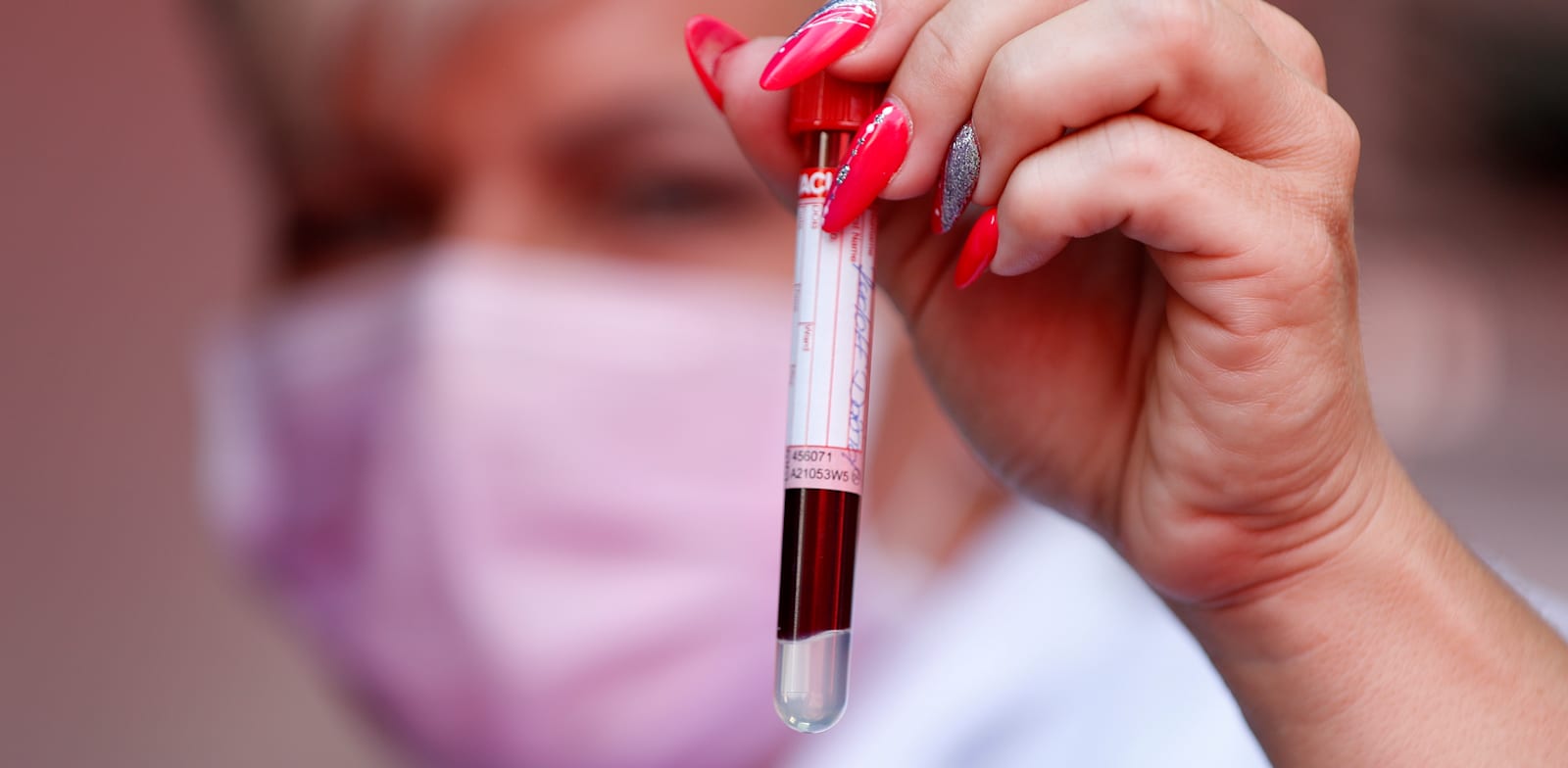 בדיקות סרולוגיות בהונגריה / צילום: Associated Press, Laszlo Balogh