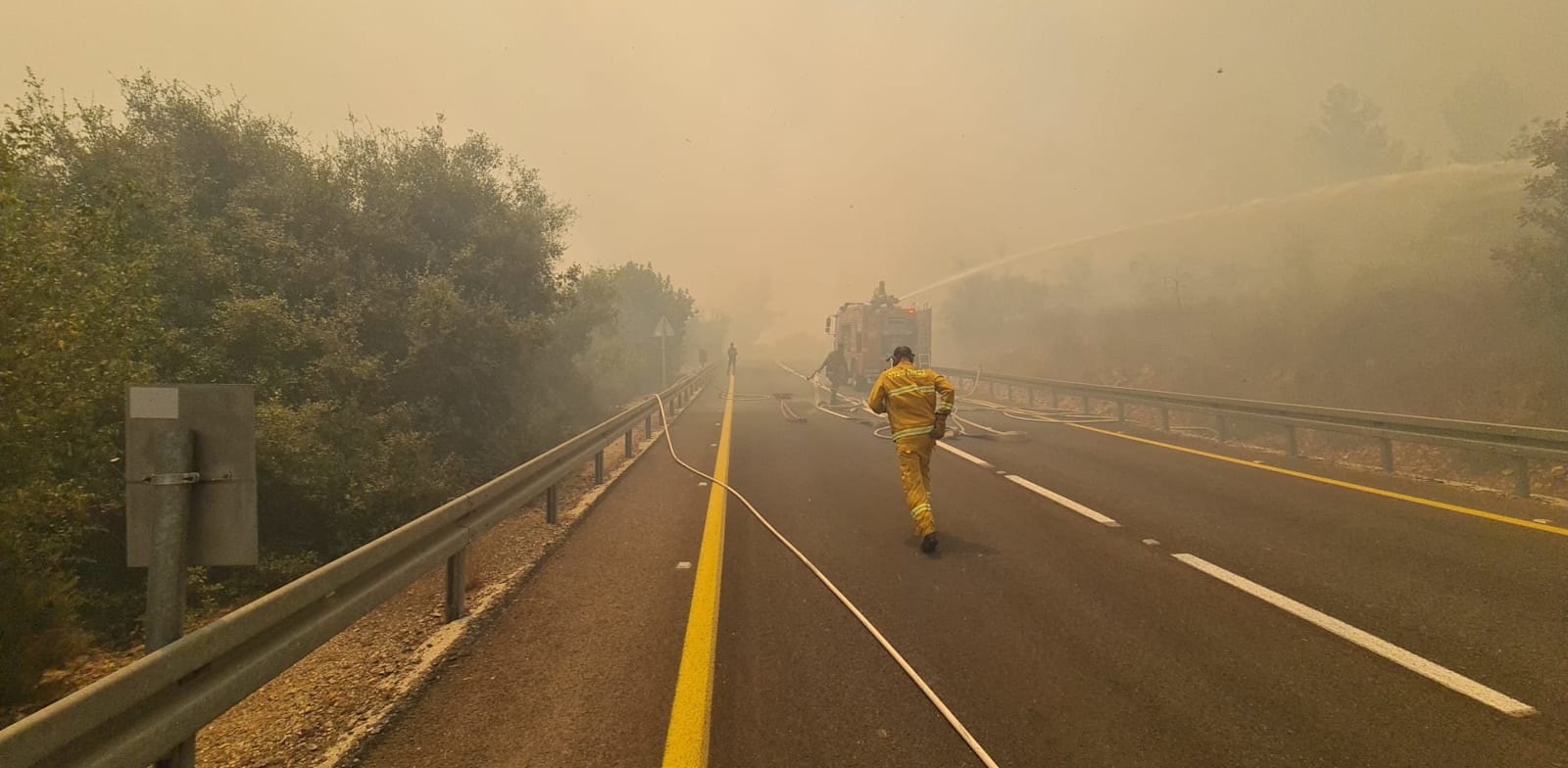 כבאים בשריפות שפרצו באזור הרי ירושלים / צילום: דוברות כבאות והצלה ירושלים