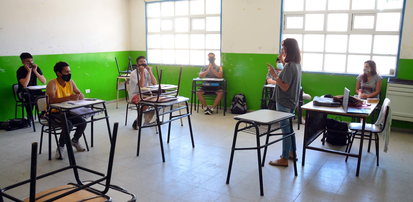 לימודים בבית ספר במתווה קורונה / צילום: Reuters, Marcelo Ochoa