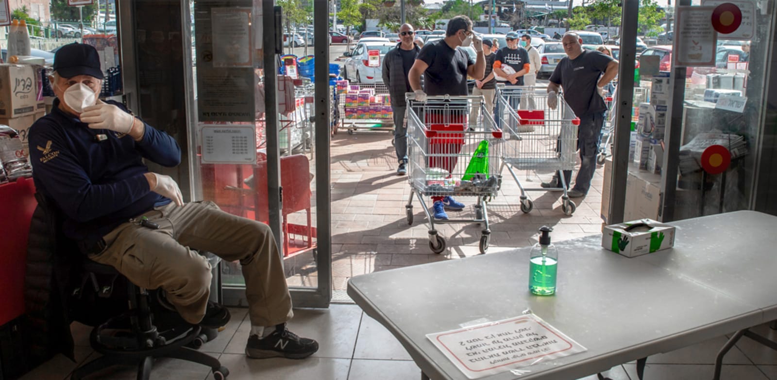 עומדים בתור לסופר / צילום: כדיה לוי