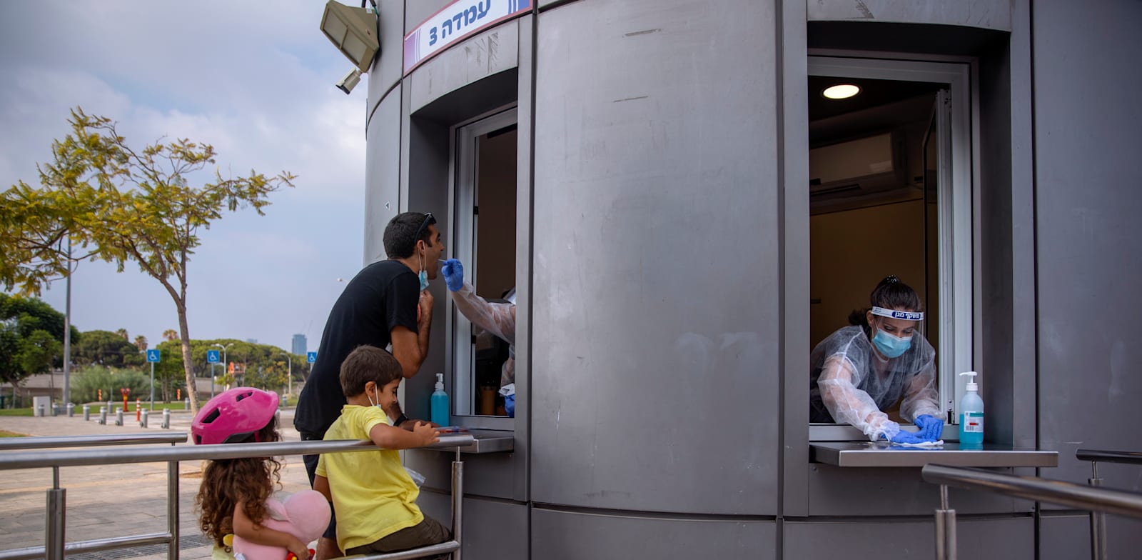 עמדה לבדיקת קורונה / צילום: Associated Press, Oded Balilty
