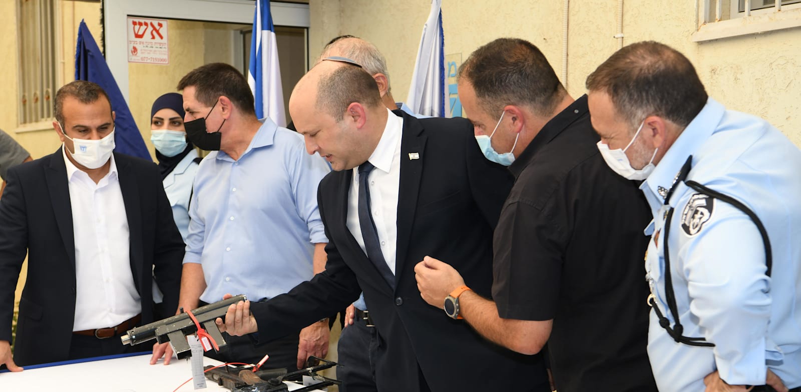 כלי נשק שהוחרמו מארגוני פשיעה מוצגים בהשקת תוכנית לאומית להתמודדות עם הפשיעה בחברה הערבית / צילום: עמוס בן גרשום, לע''מ