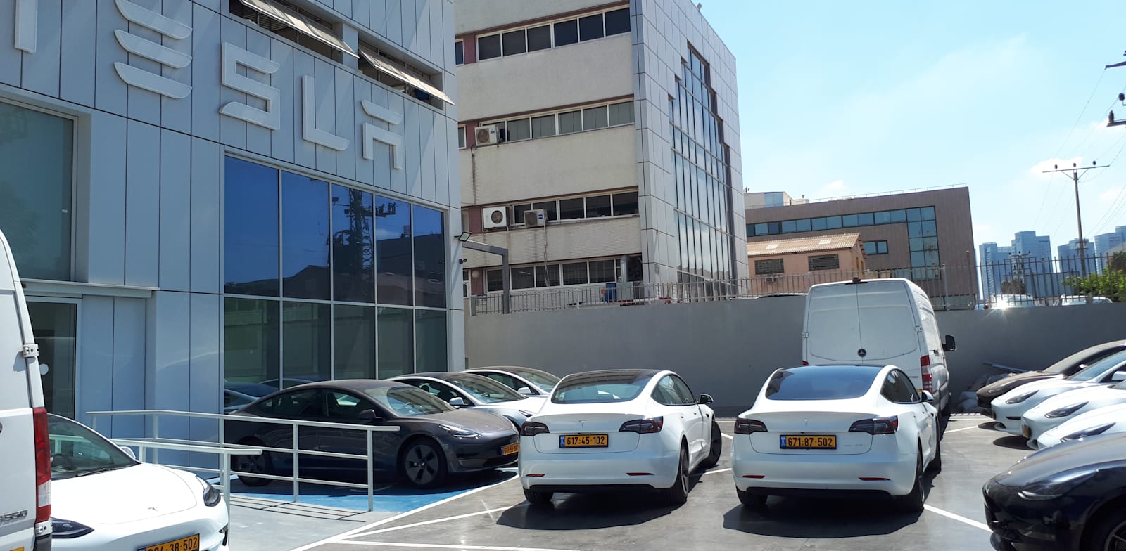 מכוניות טסלה במוסך של טסלה בפתח תקווה / צילום: בר - אל