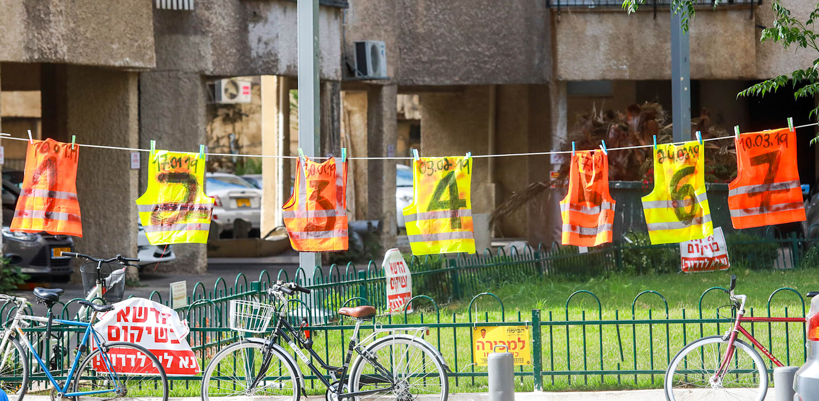 מיצג לזכר עובדי בניין שנהרגו בתאונות בנייה / צילום: שלומי יוסף