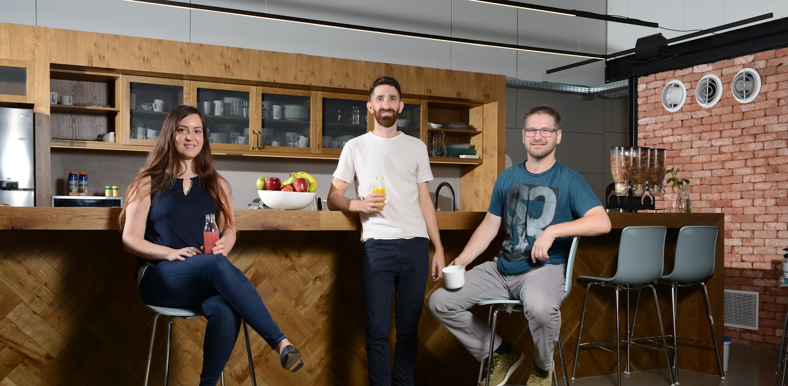 מימין: שירלי זכריה, טל פריצקר, עידו עמית. במטבח GM / צילום: איל יצהר