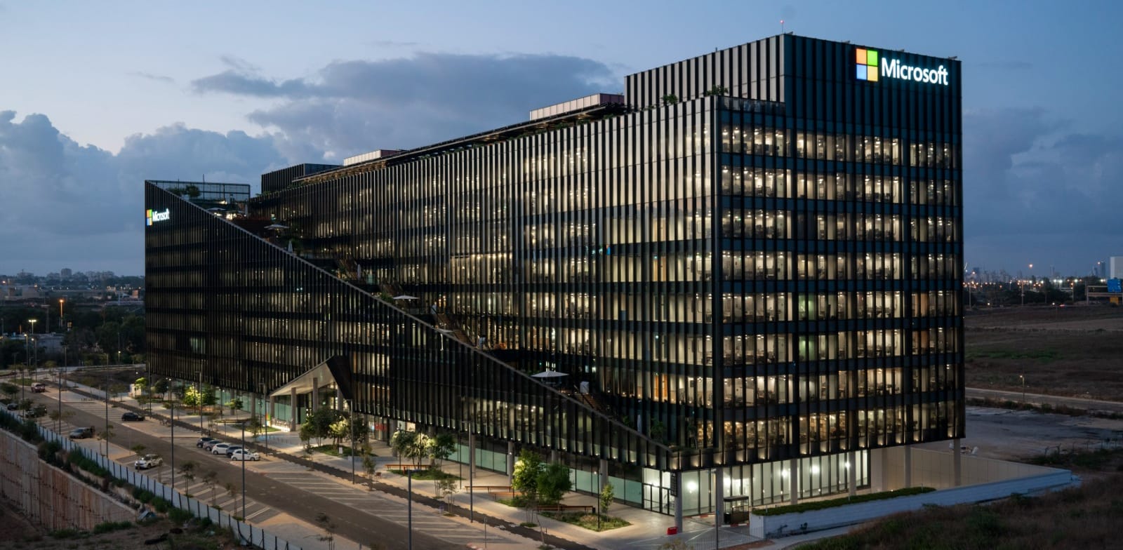 מבנה מיקרוסופט, ממקום ליד המגרש שנרכש / צילום: זיו קורן