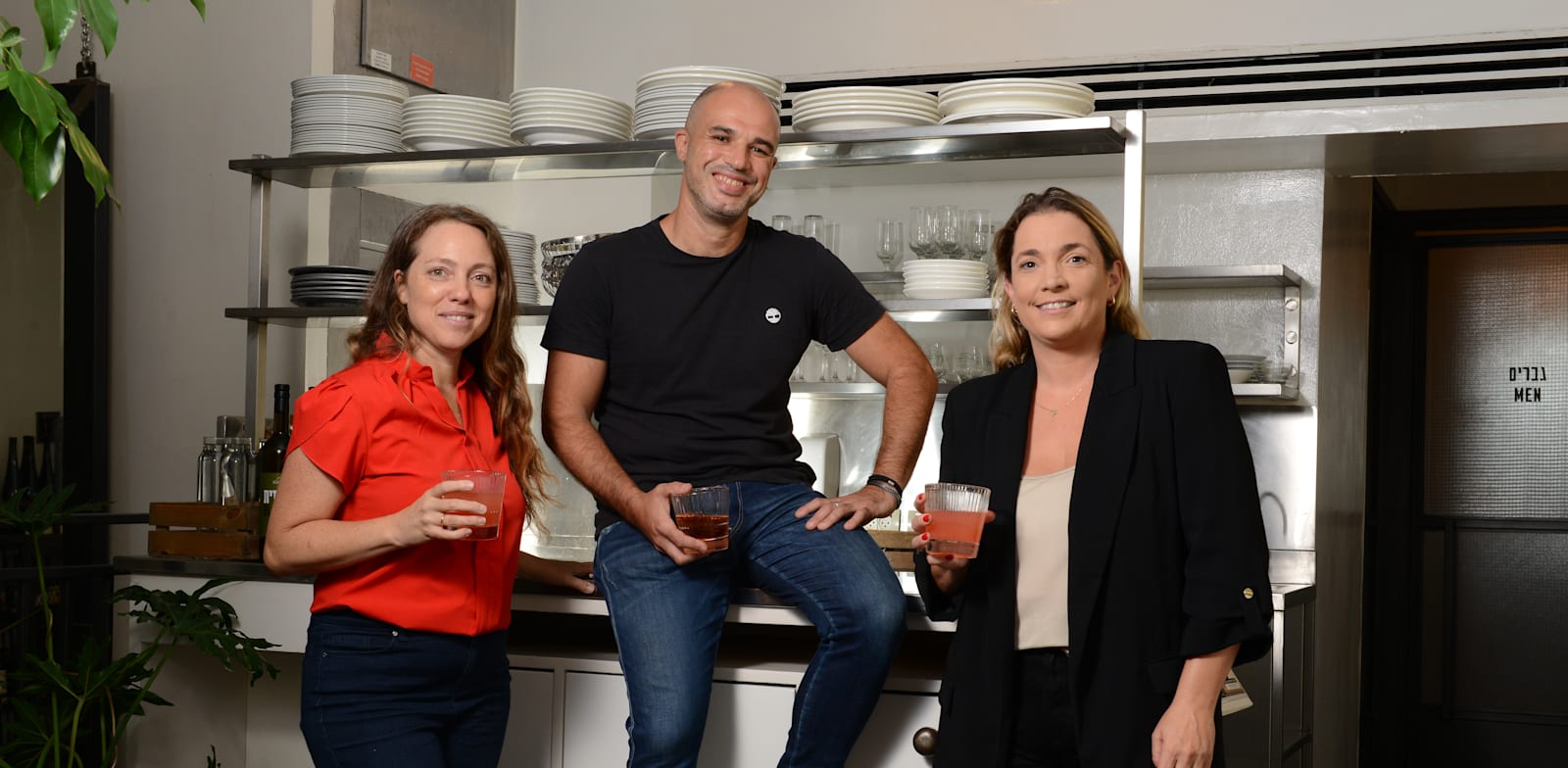 מימין: נירית שקדי, תומר פרג' ומור פרנס. במטבחון R2M / צילום: איל יצהר