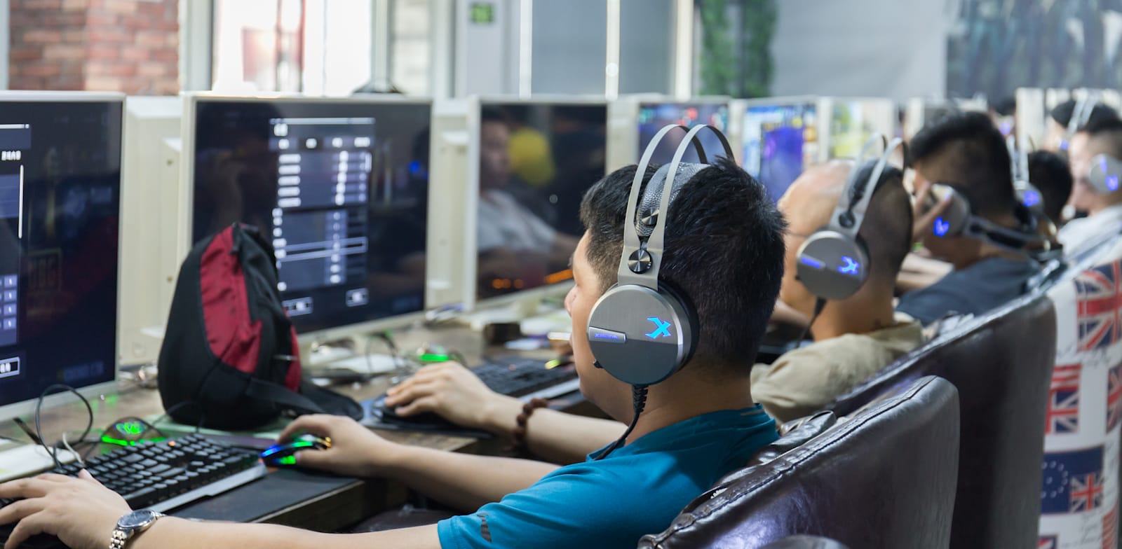 אנשים משחקים במשחקי מחשב באינטרנט קפה בסין / צילום: Shutterstock, xujun